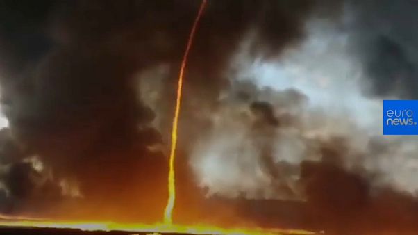 (Vidéo) Une tornade de feu jaillit d'une usine (Vidéo) Une tornade de feu jaillit d'une usine