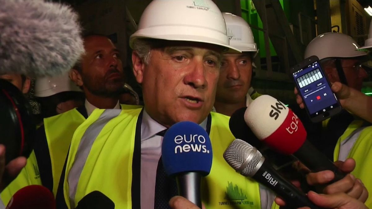 Antonio Tajani bei der Besichtigung der Baustelle in Saint-Martin-la-Porte.
