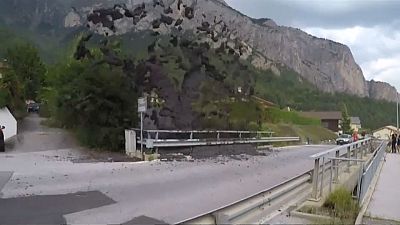 شاهد نافورة من الطين تنبع من الأرض في سويسرا
