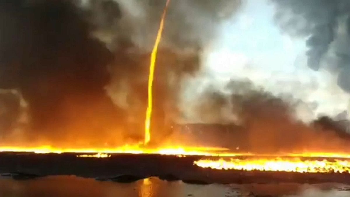Fusão de tornado com incêndio resulta em espetáculo visual