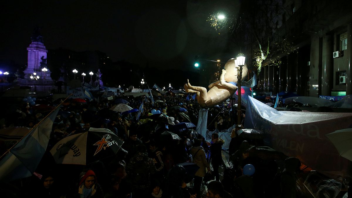 Arjantin Parlamentosu kürtaj yasağını kaldıran yasa tasarısını reddetti
