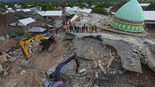 Balanço de mortos do sismo na Indonésia quase triplica em 24 horas