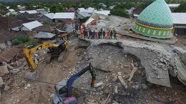 Balanço de mortos do sismo na Indonésia quase triplica em 24 horas Balanço de mortos do sismo na Indonésia quase triplica em 24 horas