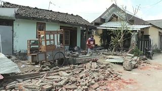 بيوت مدمرة نتيجة للزلزال