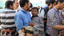 Criança iemnita num hospital depois de ataque aéreo