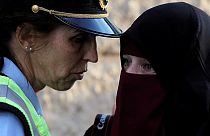 میلیونر الجزایری جریمه زنان را به دلیل پوشیدن برقع یا بی‌حجابی می‌پردازد