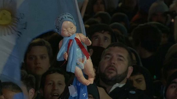 "Não" do Senado ao aborto legal na Argentina degenera em violência nas ruas "Não" do Senado ao aborto legal na Argentina degenera em violência nas ruas