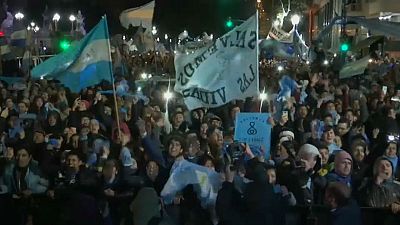 پایکوبی آرژانتینی‌های مخالف سقط جنین پس از تصمیم مجلس سنا