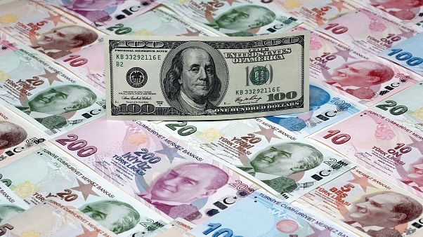 Montagem de cem dólares sobre notas turcas Montagem de cem dólares sobre notas turcas