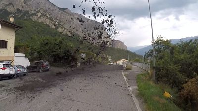 İsviçre'de çamur akıntısı ev ve araçlara zarar verdi