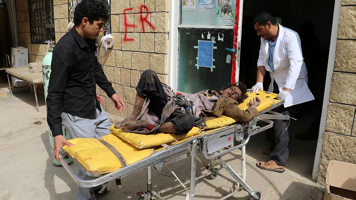 Ein Junge wird nach dem Luftangriff im Jemen behandelt