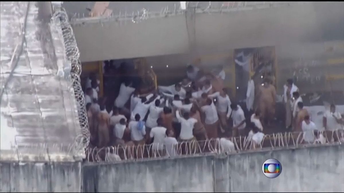 شاهد: سجناء يحتجزون رهائن ويستولون على سجن بالبرازيل