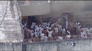 شاهد: سجناء يحتجزون رهائن ويستولون على سجن بالبرازيل