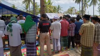 شاهد: إمام مسجد يواصل الصلاة رغم قوة الزلزال في إندونيسيا
