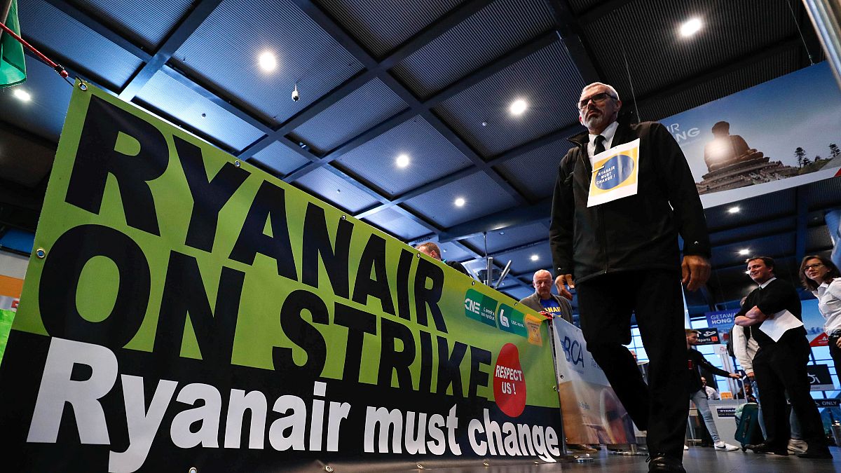 Ein Banner: "Ryanair on strike - Ryanair must change"