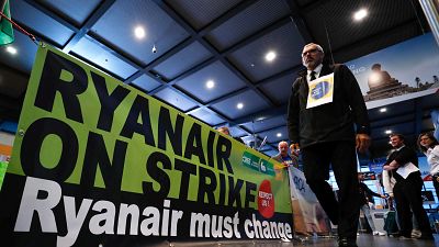 Ein Banner: "Ryanair on strike - Ryanair must change"
