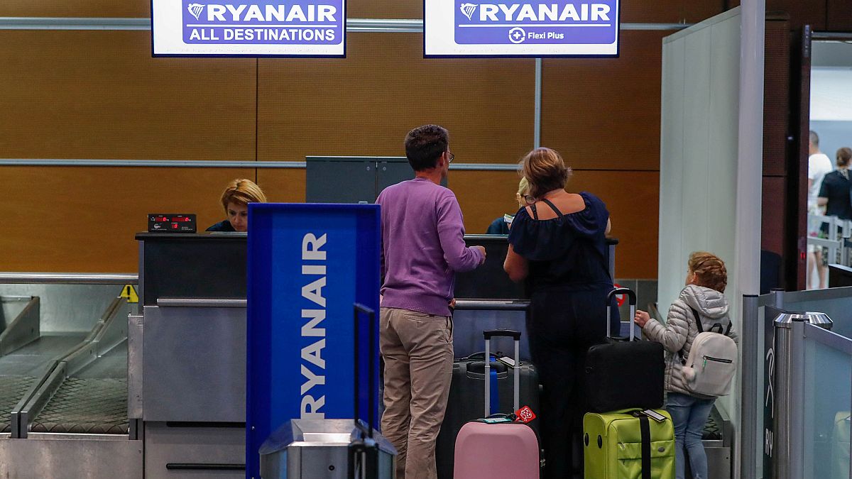 Ryanair pilotlarının grevi nedeniyle yüzlerce uçuş iptal edildi