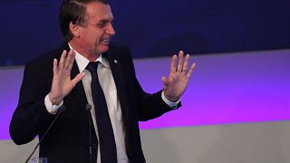 Bolsonaro centra atenções no primeiro debate das presidenciais no Brasil