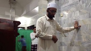 Sosyal medya depremde namazı bırakmayan imamı konuşuyor