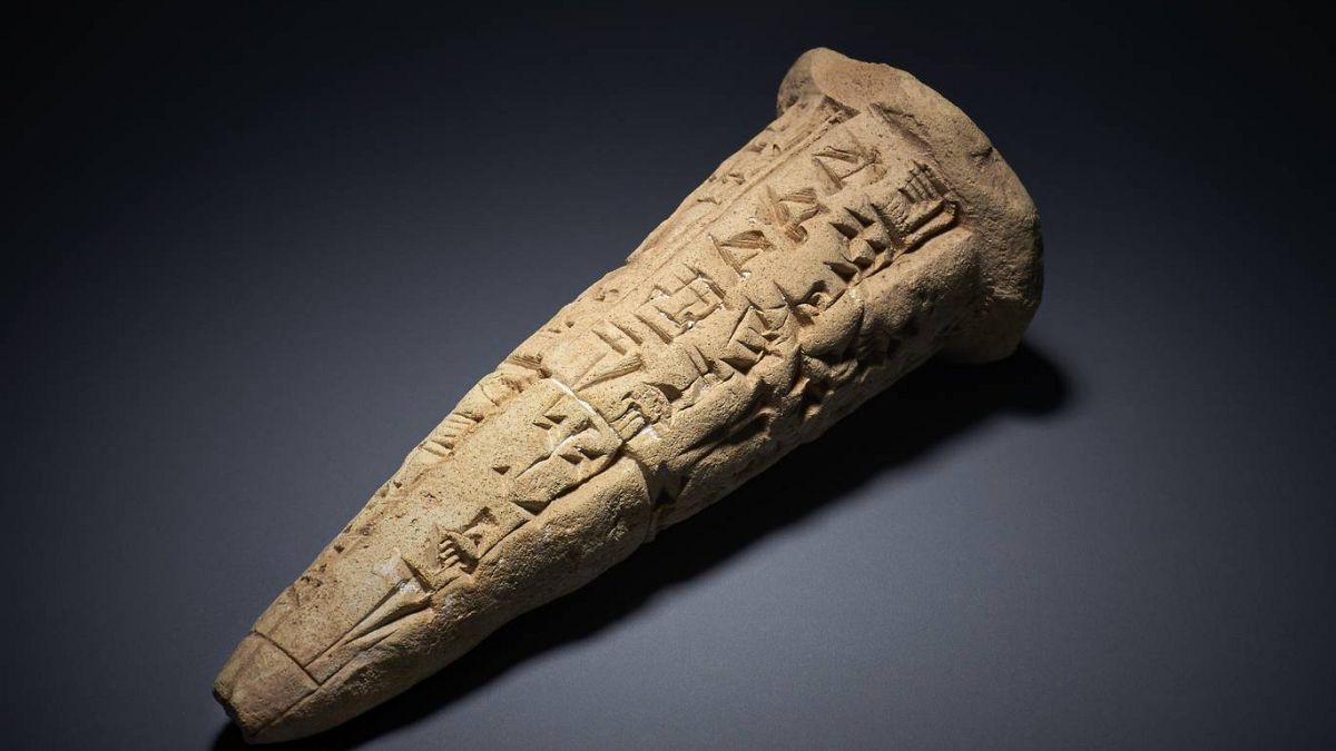 مخروط يحمل نقوشا سومرية - المتحف البريطاني