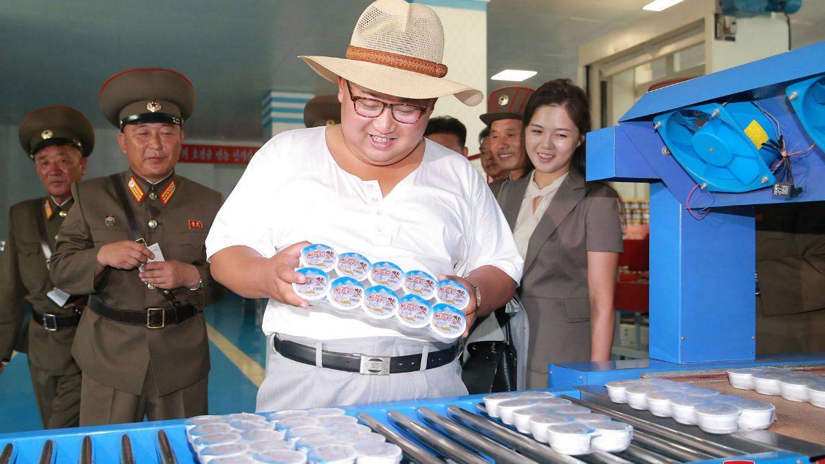 Ülkesi açlık kriziyle karşı kaşıya olan Kim Jong Un tişört ve konserve balıkla basına poz verdi
