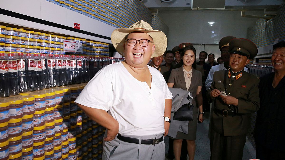 Eté nord-coréen relax ! Kim Jong-un en T-shirt et chapeau de paille