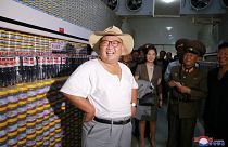 Eté nord-coréen relax ! Kim Jong-un en T-shirt et chapeau de paille