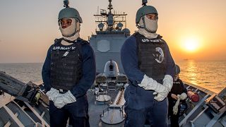 عنصرين من البحرية الأمريكية على سطح فرقاطة تعبر مضيق هرمز - رويترز