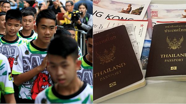 Tayland'daki mağarada mahsur kalanlardan 2 çocuk ve antrenörlerine vatandaşlık verildi Tayland'daki mağarada mahsur kalanlardan 2 çocuk ve antrenörlerine vatandaşlık verildi