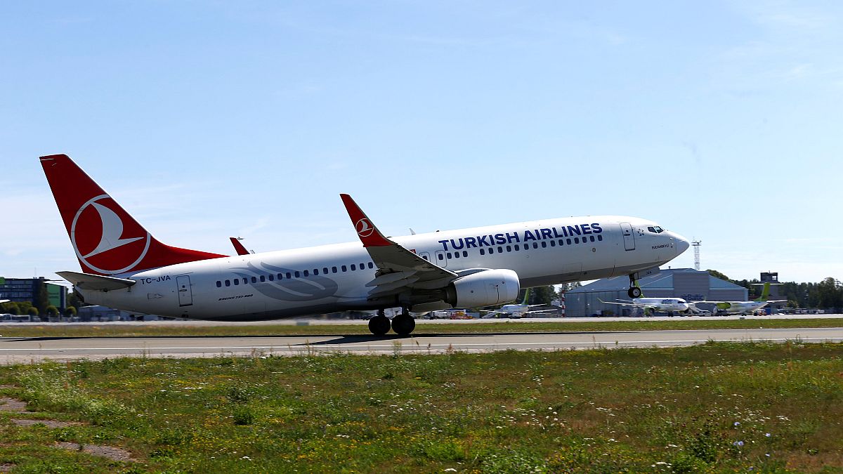 شاهد: اصطدام طائرتين مغربية وتركية بمدرج مطار أتاتورك في إسطنبول 