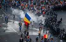 فيديو: مئات الجرحى في اشتباكات بين محتجين والشرطة في رومانيا