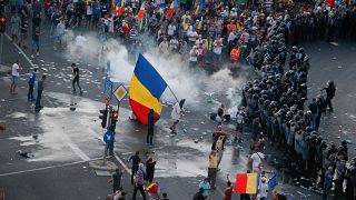 فيديو: مئات الجرحى في اشتباكات بين محتجين والشرطة في رومانيا