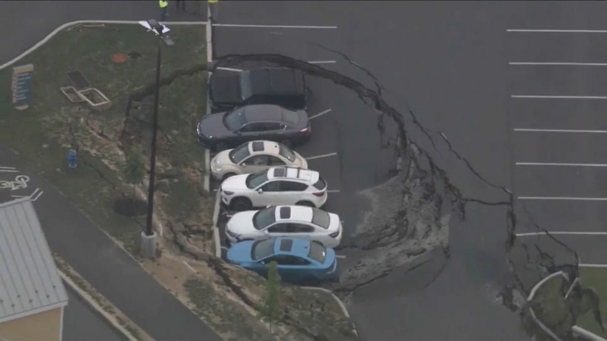 شاهد : حفرة تبتلع عدة سيارات في الولايات المتحدة