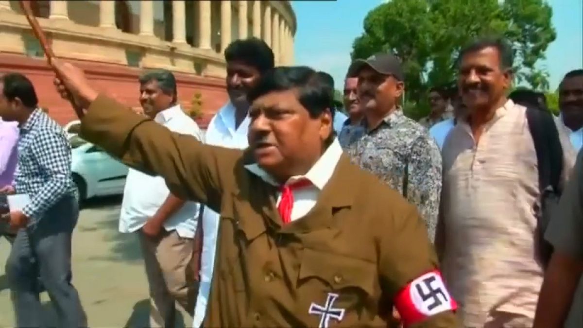سیاستمدار هندی برای اعتراض به نخست وزیر شبیه هیتلر شد