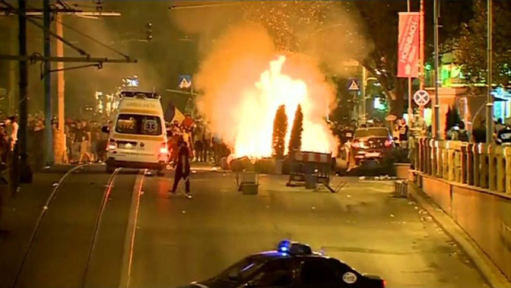 Tension after more than 450 injured in Romania clashes