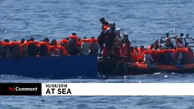 شاهد: إنقاذ 141 مهاجرا من قاربين متهالكين قبالة السواحل الليبية