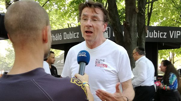 Iain Lindsay brit nagykövet interjút ad az euronews riporterének Iain Lindsay brit nagykövet interjút ad az euronews riporterének