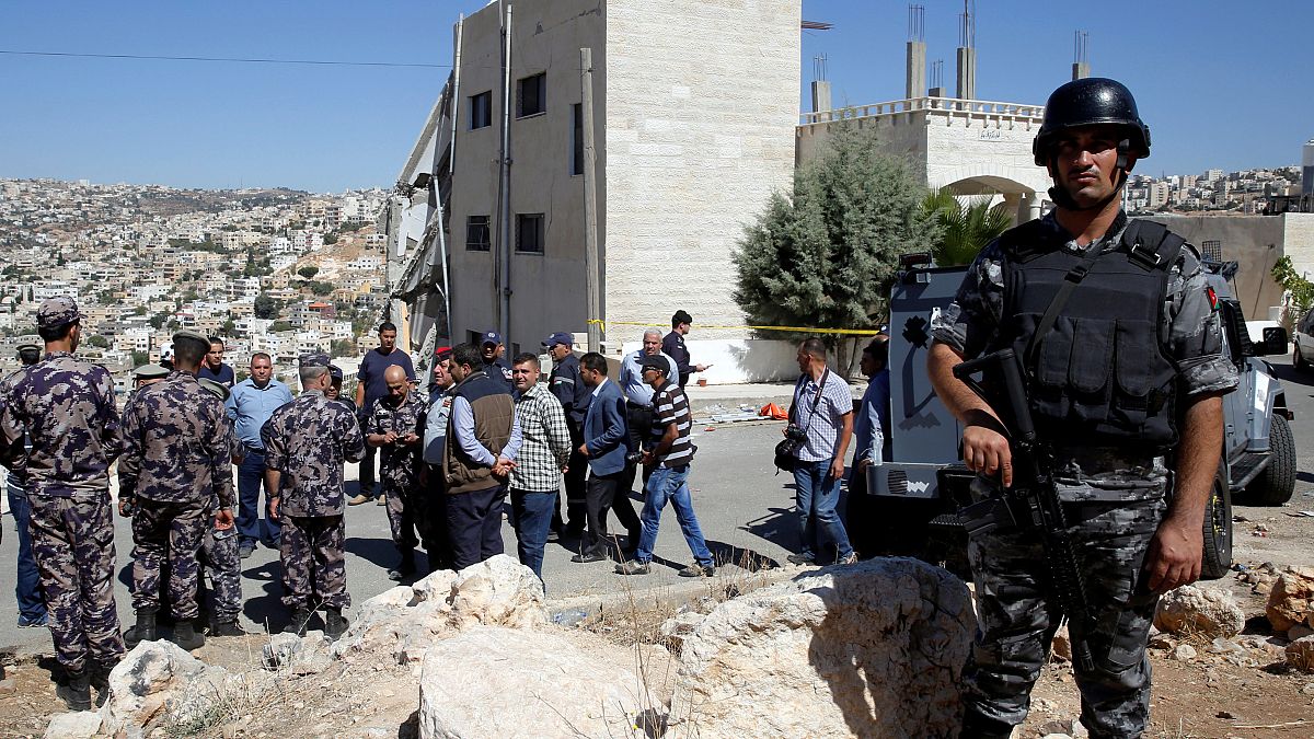 مقتل 4 أفراد أمن و3 متشددين على الأقل في عملية أمنية بالأردن