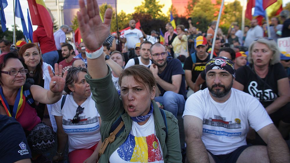 Second night of anti-government demonstrations in Bucharest