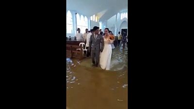 Filipinler: Sel suları içinde düğün töreni