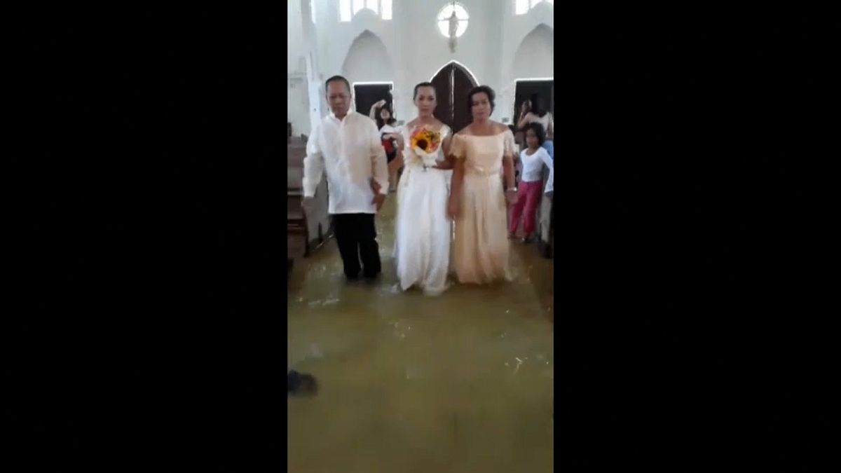 مراسم عروسی در کلیسای آب‌گرفته در فیلیپین