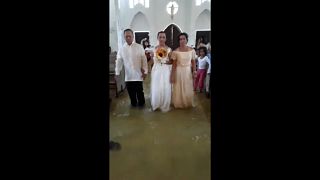 مراسم عروسی در کلیسای آب‌گرفته در فیلیپین