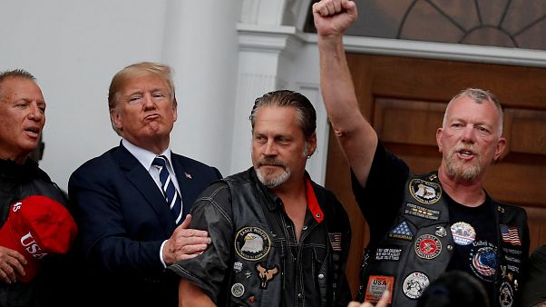 Trump, vergi politikalarını destekleyen motorsikletçilerle bir araya geldi. Trump, vergi politikalarını destekleyen motorsikletçilerle bir araya geldi.
