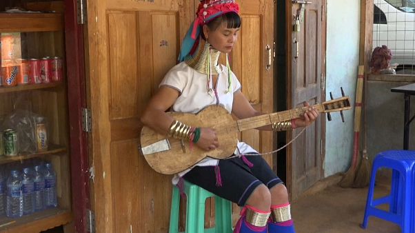 Eine Padaung-Frau mit Halsschmuck Eine Padaung-Frau mit Halsschmuck