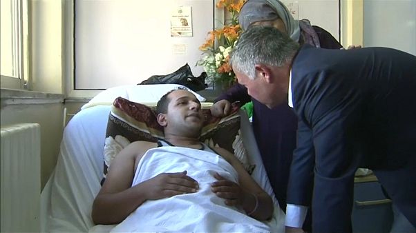 الملك عبدالله يطمئن على صحة أحد العسكريين المصابين الملك عبدالله يطمئن على صحة أحد العسكريين المصابين