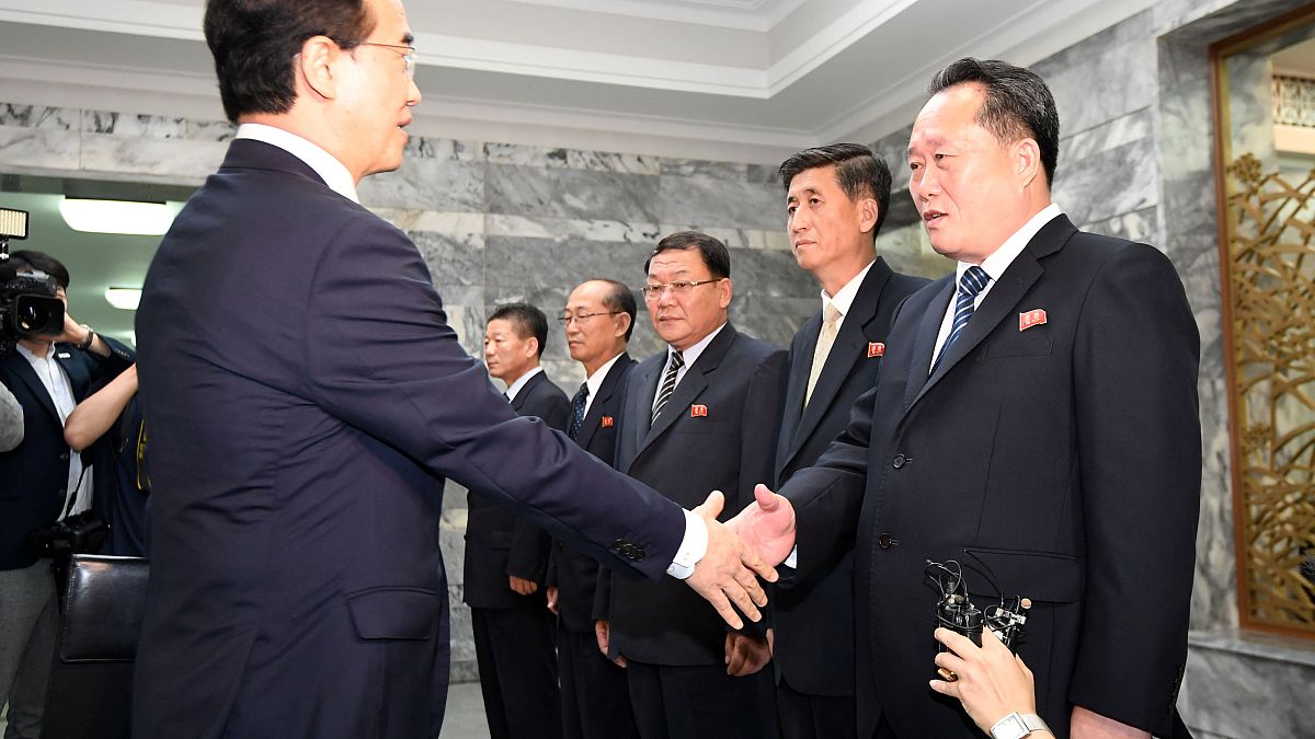 Le ministre sud-coréen de la réunification et son homologue nord-coréen