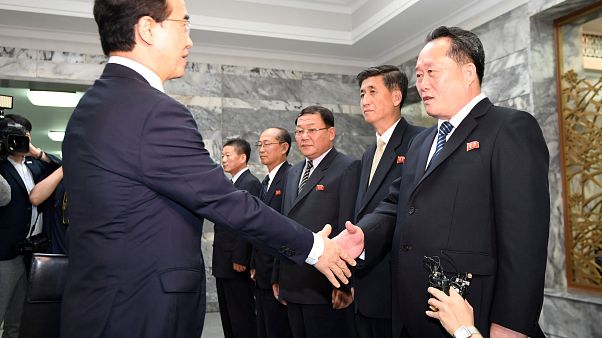 Le ministre sud-coréen de la réunification et son homologue nord-coréen Le ministre sud-coréen de la réunification et son homologue nord-coréen