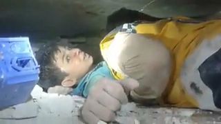 طفل عالق تحت أنقاض مبنى تهدم إثر الانفجار