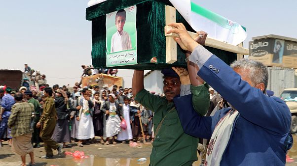 Koalisyon güçlerinin vurduğu Yemenli çocuklar toprağa verildi Koalisyon güçlerinin vurduğu Yemenli çocuklar toprağa verildi