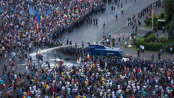 Bükreş meydanlarında hükümeti protesto eden göstericiler Bükreş meydanlarında hükümeti protesto eden göstericiler